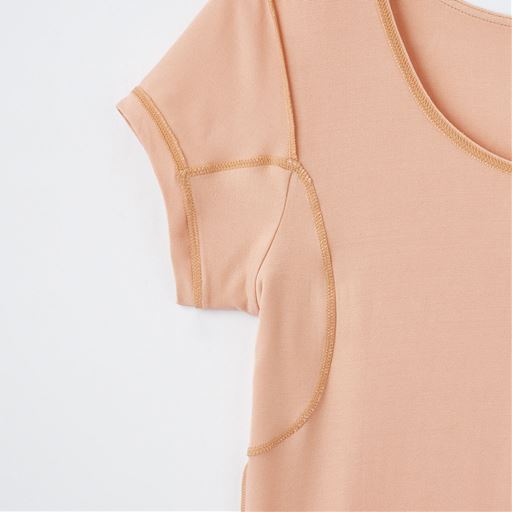 脇汗をしっかり、さりげなくカバーするために脇部分に汗取りパッドを付けました。(肌側)