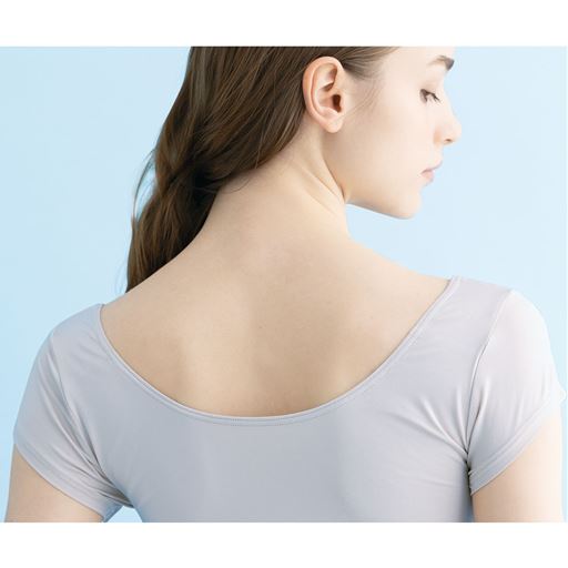 背中の衿ぐりも広め。