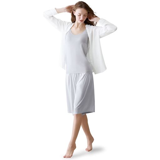 シルバーグレー 着用例(トップスは、同素材の品番UE-1728です)