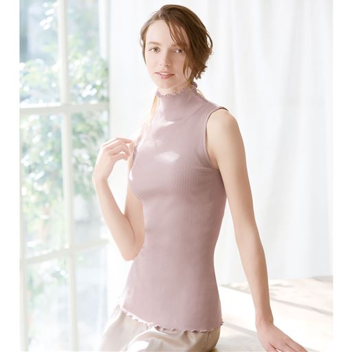 レースの無いシンプルなハイネックデザイン。首まわりのUV対策にもおすすめ。 シルクローズ着用例