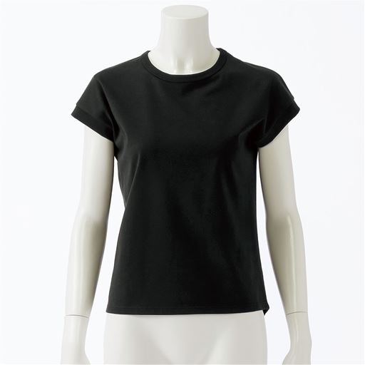 ブラック フロントスタイル<br>(1)開きすぎず詰まりすぎないプレーンなクルーネック(2)衿と袖口にフライス生地を配して立体的なフォルムをキープ(3)二の腕を隠してさりげなく華奢見せフレンチ袖