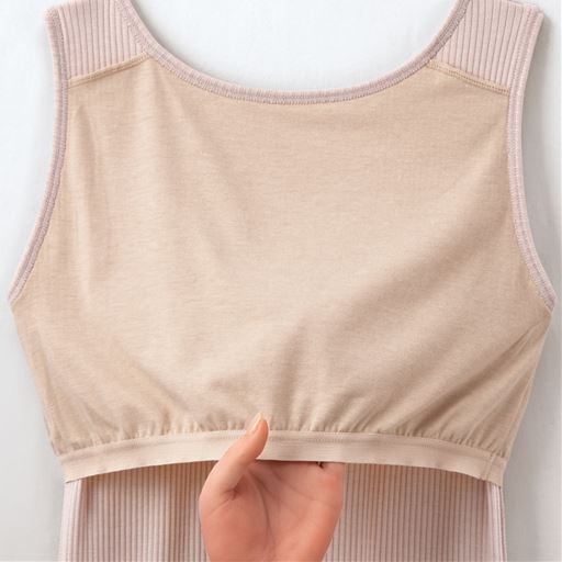 (肌側バック) 前身から背中までぐるっと覆うやわらかいアンダーゴムでやさしくフィット。