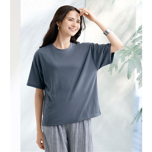 詰まりすぎず開きすぎないクルーネック。気になる二の腕をカバーする5分袖。両裾にスリット入りで動きやすい。 クラウドブルー着用例