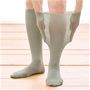 ゆったりなのにズレ落ちにくいのびのびハイソックス・同色2足組<br>グレージュ着用例