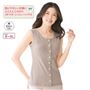 肌にやさしい仕様にとことんこだわった、綿100%の前開きタイプのパッド付きスリーブレス。 グレージュ着用例