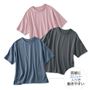 詰まりすぎず開きすぎないクルーネック。気になる二の腕をカバーする5分袖。両裾にスリット入りで動きやすい。<br>(上から時計まわりに)グレイッシュモーヴ、チャコールグレー、クラウドブルー