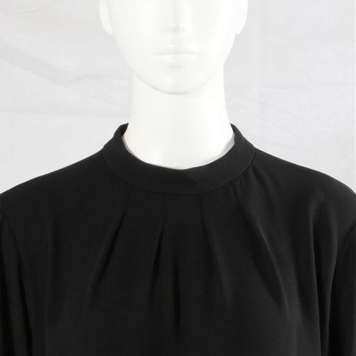 ブラック 襟元