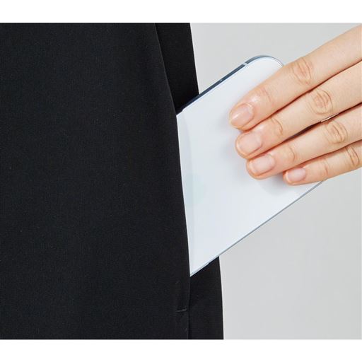 スマホがすっぽり入る大きめポケット付き