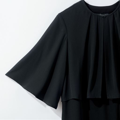 フレア袖に大きな切れ込みを入れて動きやすく窮屈感なし