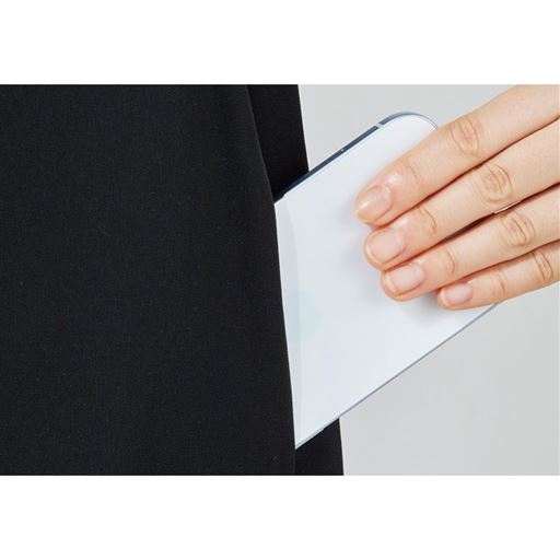 スマホがすっぽり入る大きめポケット付き