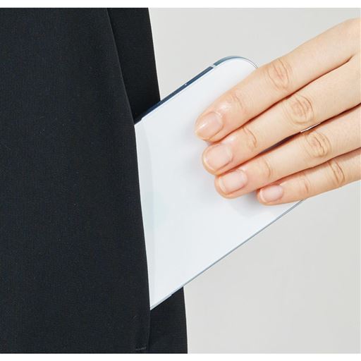 スマホがすっぽり入る大きめポケット付き