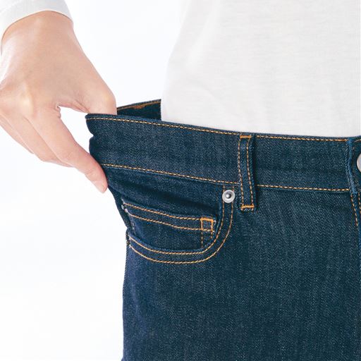 お腹まわりの窮屈感が少ない ウエストは伸び感があって、デニムなのにお腹まわりがラクラク