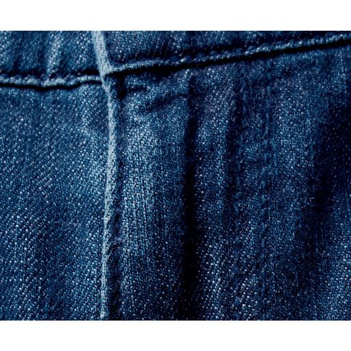 同系色のステッチを施したインディゴ