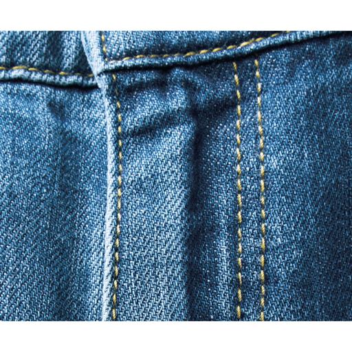 金茶ステッチがアクセントのフェードブルー