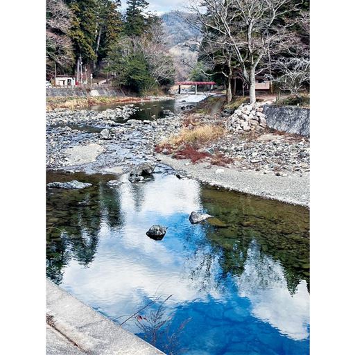 2種類の水のチカラで柔らかな風合いに 岡山県井原市は天然の軟水に恵まれた地。染色工程でこの水を存分に用い、柔らかな風合いに仕上げます。その心地良い肌ざわりを保つため、ベトナムの軟水で洗いをかける工程を追加。セシールオリジナルの卓越したクオリティを堪能できます。