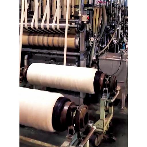 世界が注目するデニムの聖地・岡山 日本屈指のデニム生産地、岡山県。染色、縫製など専門工場が連携しています。KUROKIは海外の一流メゾンからも厚い信頼を得るデニム生地メーカー。染色から織り、仕上げに至るまで細部にこだわり、特別な価値を感じさせるデニムを追求し続けています。