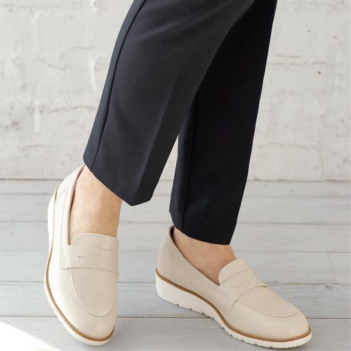 オフホワイト(クロコ調)