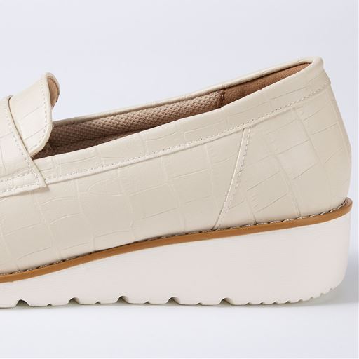 歩きやすくラク クッション性に優れた軽量ソールがしなやかに屈曲して歩行をサポート