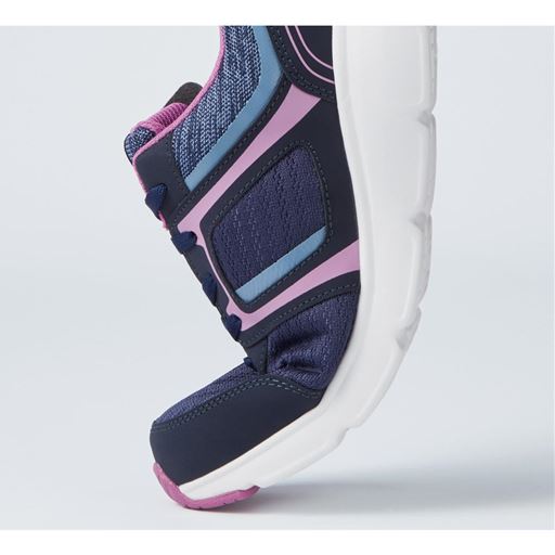 しなやかに屈曲 歩行時の動きに合わせ曲がり歩きやすい