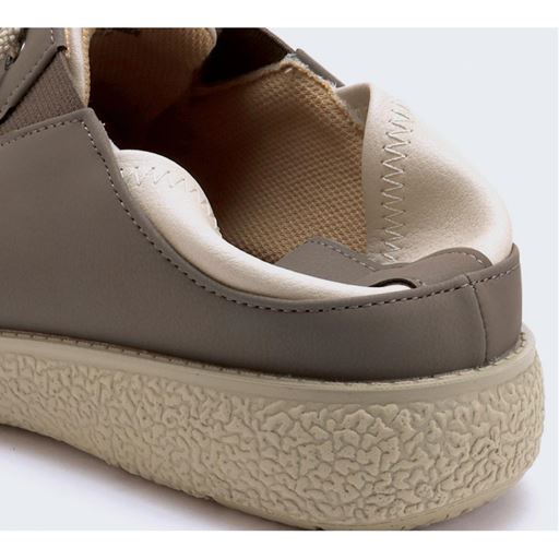 2WAY仕様のかかと かかとに芯が入っていないので、踏み込んでスリッポンのようにはけます