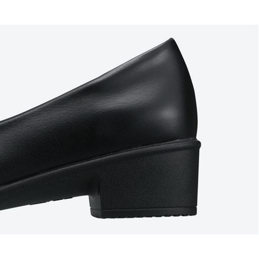 やや高めの約4.5cmながら、安定感のあるヒール。足元をスッキリ見せます