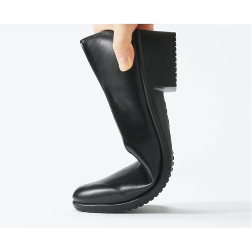 甲部分は足の動きにフィットする伸縮性のある素材を使用し、快適歩行をサポート