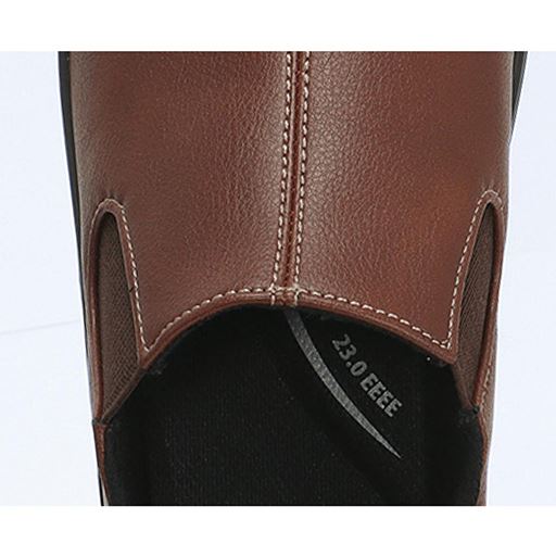 足入れスムーズ はき口の両サイドにゴム素材を使用して、脱ぎはきしやすい