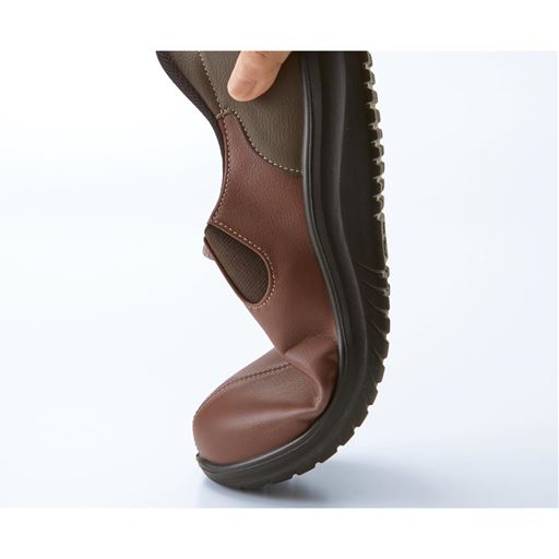 しなやかに屈曲 歩行時の動きに合わせて曲がり、快適な歩行をサポート