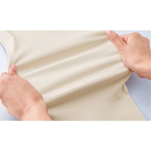 ストレッチではき心地ラクちん 伸びやかなヨコストレッチ素材で、ハリ感がありラインを拾いにくい