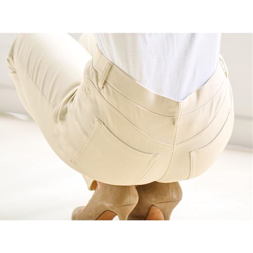 背中が出にくい安心設計 ウエスト総ゴム仕様で、しゃがんだ時にも背中にフィットして安心です