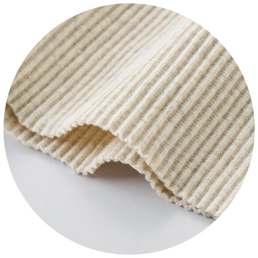 裾は裁ち切り仕様のアンクル丈ですっきり見え