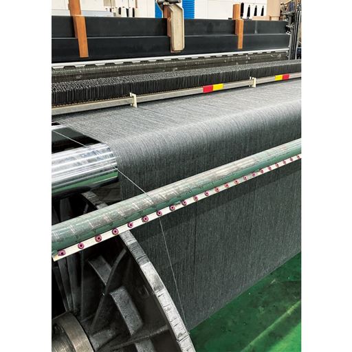 受け継がれてきた匠の技が冴える「尾州織」 愛知県一宮市を中心とする尾州地域は世界三大織物産地のひとつ。長い歳月の中で蓄積された技術を守り、美しさと品格が宿る「尾州織」を生み出しています。地域内で糸から生地までを一貫生産し、厳しい品質基準を満たしたものだけが世に送り出されます。 尾州織の工場