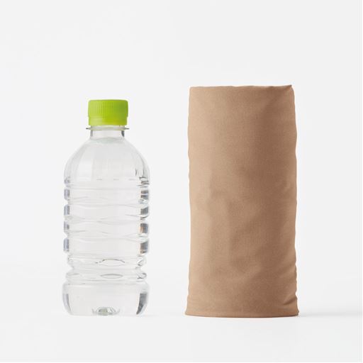 驚くほど軽くて持ち運びにも便利 Mサイズ1枚で半袖Tシャツ1枚とほぼ同じ 約180g※の軽さ 350mL ほぼ同サイズ