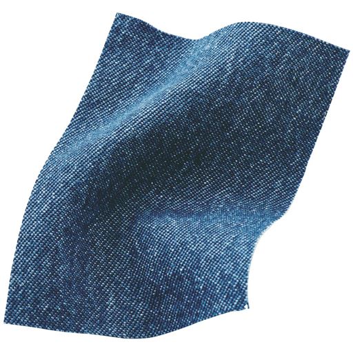 夏でも軽やかにはける薄手のデニム素材。