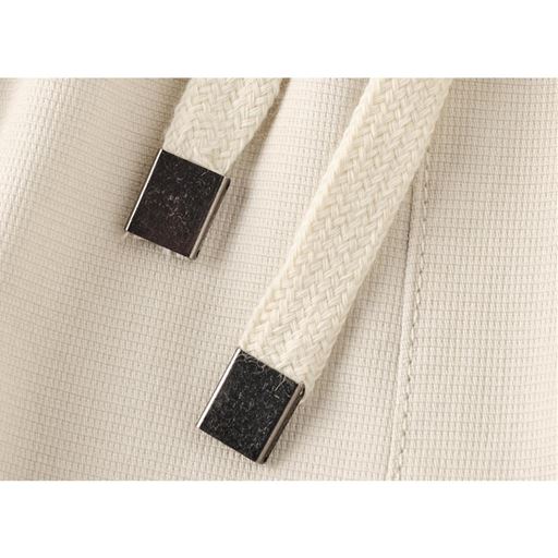 ヒモの先端にブラックニッケルの金具付き