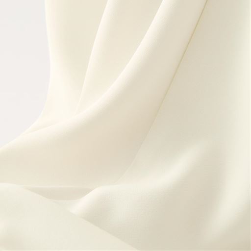 ひんやりした肌ざわりと、とろみ感が心地良く上品に着こなせる。シワになりにくく、洗濯機で洗えるのが嬉しい