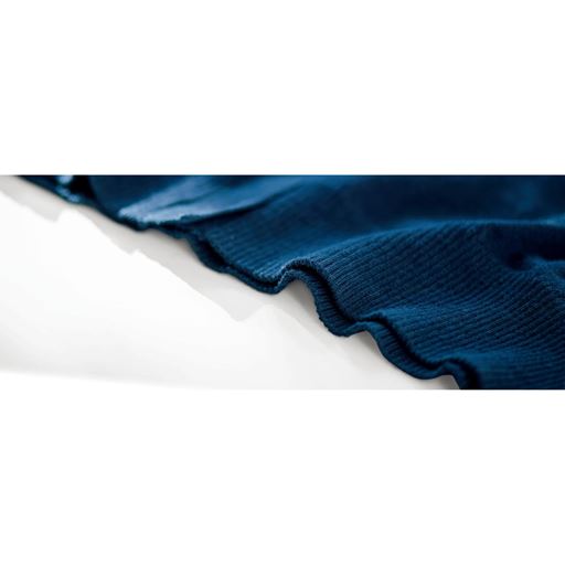 きちんと見えを叶えるカーディガン 一般的なニットは1本から2本の糸を撚り合わせて編まれますが、この商品は3本の糸を撚り合わせて編んでいます。しなやかでハリ・コシのある独特の風合いが楽しめます。