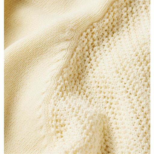 袖に透かし編みをあしらって腕まわりを涼しげな印象に。着回しやすいシンプルなデザインです。