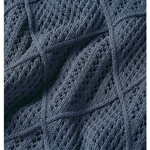 着回しやすく、シャツやTシャツに重ねるだけでこなれた雰囲気に。着心地らくで動きやすく、両脇のスリットが抜け感を作ります。