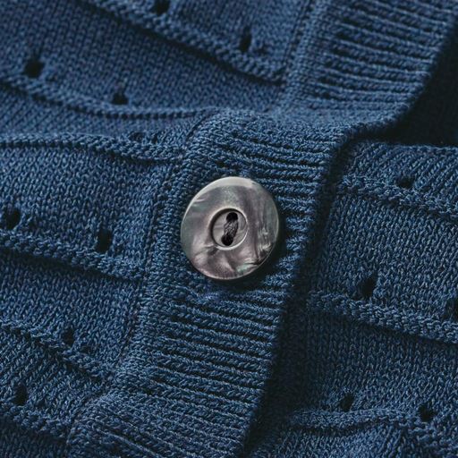 ボーダー状にあしらった編み柄と貝調ボタンが品良く華やか。羽織りだけでなく、前を閉じてプルオーバー使いもでき、コーデの幅が広がります。