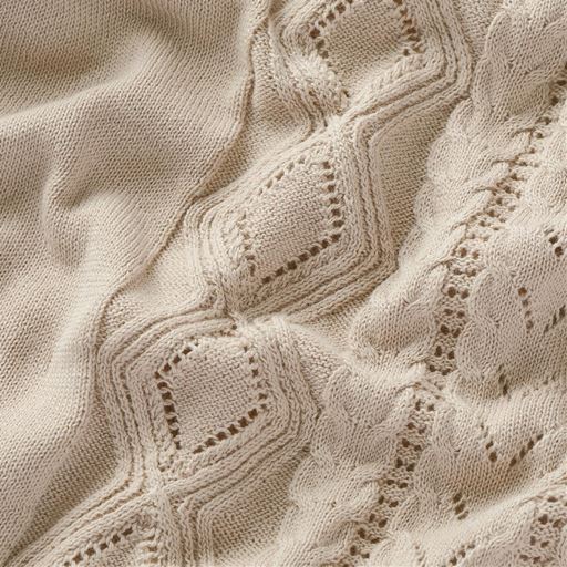 心地いい肌ざわりで軽やかに着られるコットン100%。縦ラインの編み柄が細見えを叶えて、夏の装いをおしゃれに仕上げます。