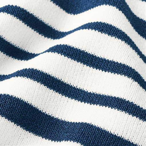 細めのマルチボーダーが爽やかコーデにぴったり。落ち感があり涼しい肌心地で快適です。