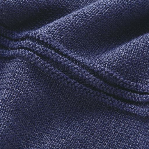 シャリッとした薄手素材が涼しげ。袖口のボリュームを抑えたランタンスリーブで華奢な印象に。