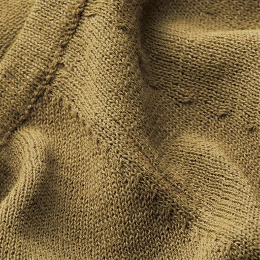 さらりと涼しい肌ざわり。上品見えするラグランスリーブで肩まわりが動かしやすく、二の腕カバー効果も。