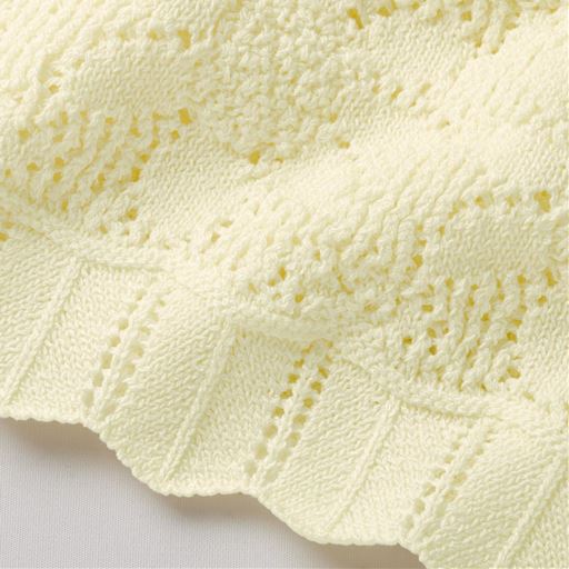 袖の編柄が程よい透け感で着こなしにアクセント。身頃はさらっとした肌心地の天竺編みで快適。