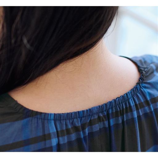 後ろ衿がゴム仕様なのでそのまますっぽり着られる。