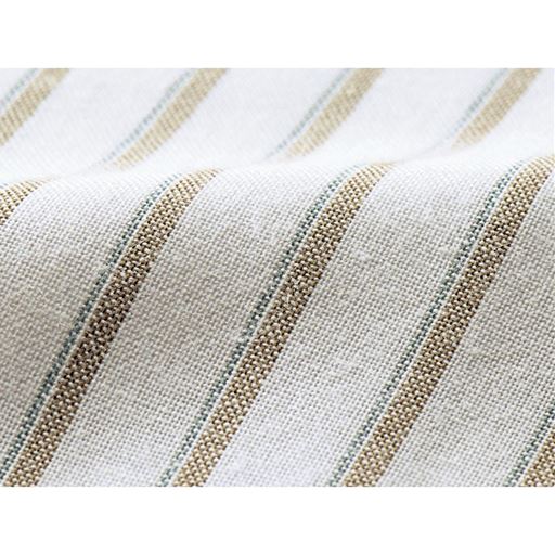 麻混素材でナチュラルな風合いが楽しめます。