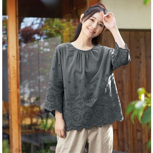 チャコールグレー