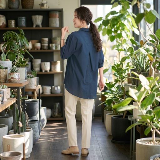 後ろボタンデザインでスッキリ見え。