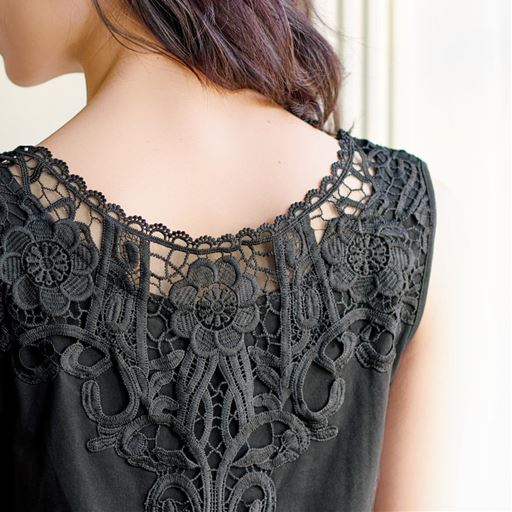 前後の衿まわりに大胆なレースをあしらったインパクトのあるデザインです。